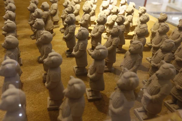 Guerreiros Terracota Forma Urso Pelúcia Estão Exibição Durante Uma Exposição — Fotografia de Stock