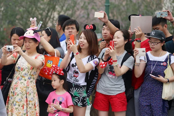 Los Turistas Toman Fotos Desfile Shanghai Disneyland Shanghai Disney Resort — Foto de Stock