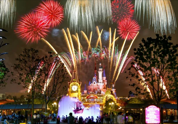 Fuochi Artificio Esplodono Sul Castello Disney Nello Shanghai Disneyland Allo — Foto Stock