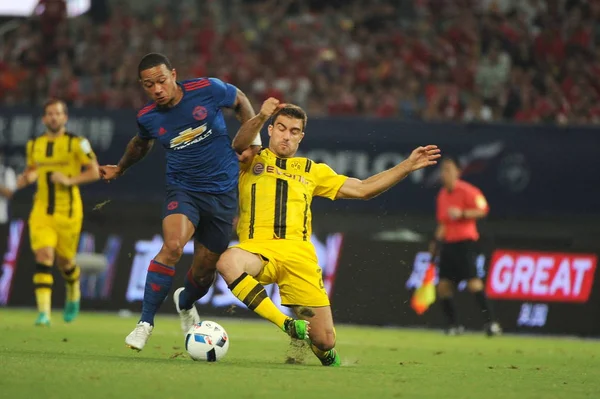 Memphis Depay Manchester United Left Desafía Sokratis Papastathopoulos Borussia Dortmund — Foto de Stock