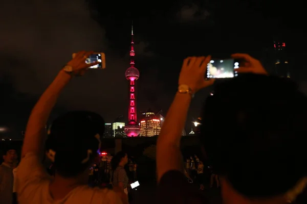 Nsanlar Oriental Pearl Tower Resimleri Almak Şangay Yerli Dalgıç Minxia — Stok fotoğraf