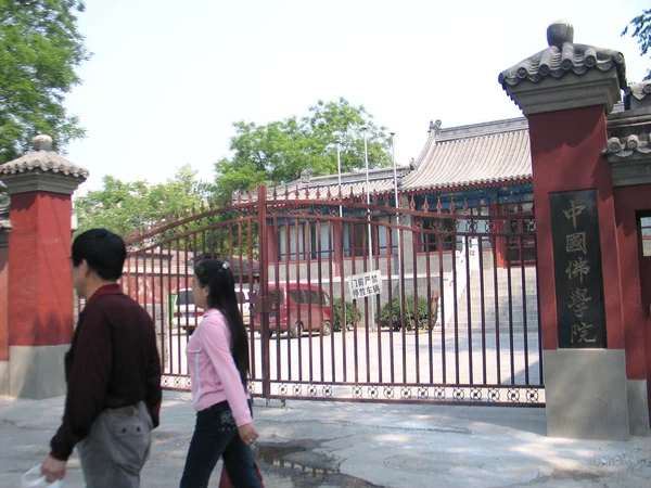 Los Peatones Pasan Por Academia Budista China Pekín China Mayo — Foto de Stock