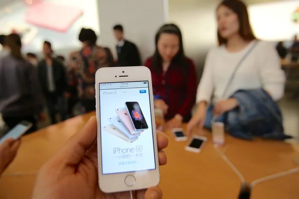 Chinese Customers Try Out Iphone Smartphones Apple Store Shanghai China — Stock Photo, Image