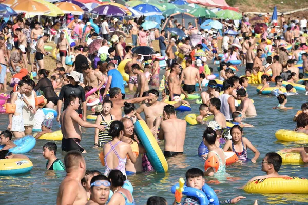 Semesterfirare Folkmassan Badort Svalna Brännhet Dag Dalian City Liaoning Provinsen — Stockfoto