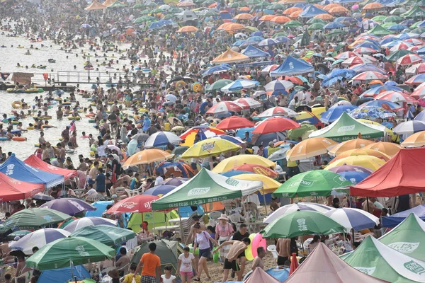 Holidaymakers Crowd Beach Resort Cool Scorcher Dalian City Northeast China — Stock Photo, Image