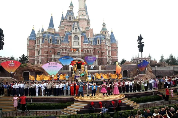 Animadores Actúan Frente Castillo Disney Durante Ceremonia Apertura Shanghai Disneyland —  Fotos de Stock