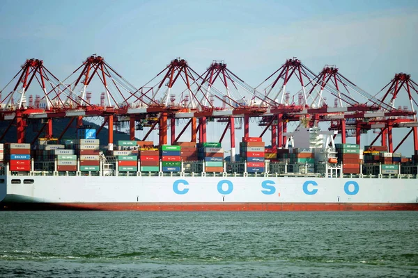 コスコのコンテナ船は 2016年8月8日 中国東部の山東省青島市青島港の岸壁に停泊している — ストック写真