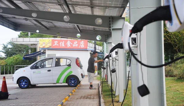 Elbil Laddas Solcellsdriven Carport Shanghai Kina Augusti 2016 — Stockfoto