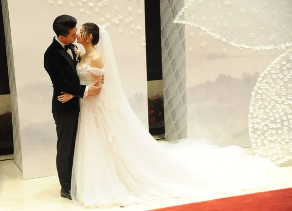台湾の女優ミシェル チェン および中国俳優陳暁 2016 中国の北京で結婚式中にキスします — ストック写真