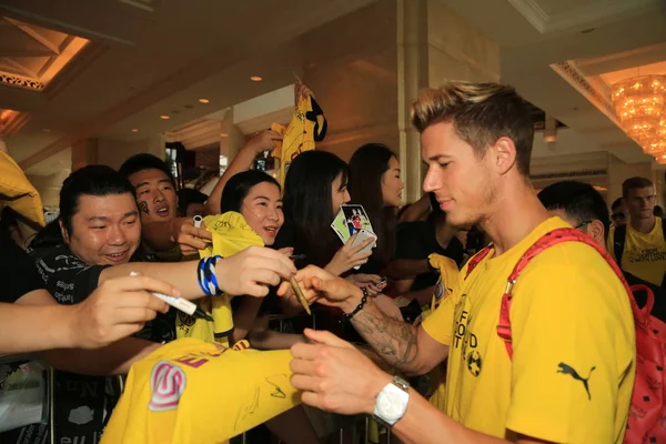 Erik Durm Doprava Borussia Dortmund Podepíše Autogramy Pro Čínské Fotbalové — Stock fotografie