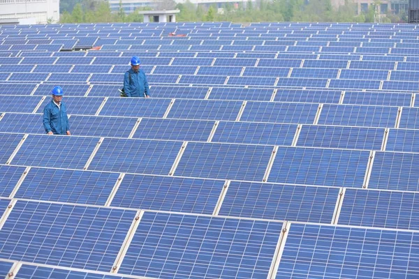 Des Travailleurs Chinois Vérifient Des Panneaux Solaires Dans Une Centrale — Photo