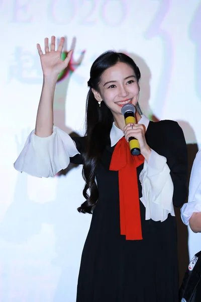 2016年8月2日 香港模特兼女演员天使在中国上海举行的电影 O2O 的粉丝会议上挥手致意 — 图库照片