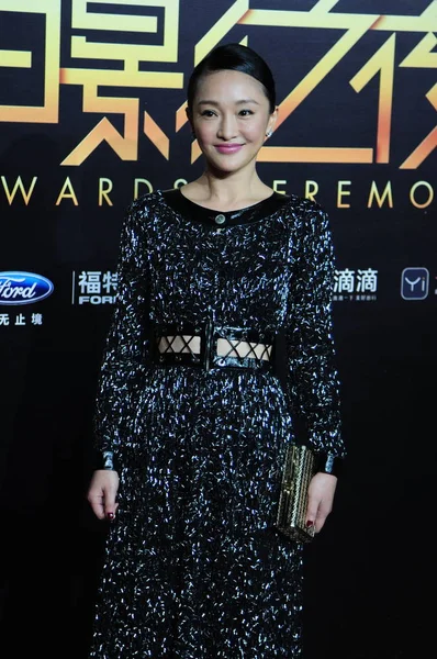2016年6月13日 中国女星周迅在中国上海出席2016年微博电影颁奖仪式的红地毯上 — 图库照片