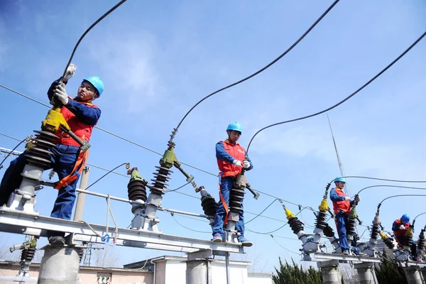 Electricistas Chinos Revisan Reparan Dispositivos Eléctricos Una Estación Transformadores Ciudad — Foto de Stock