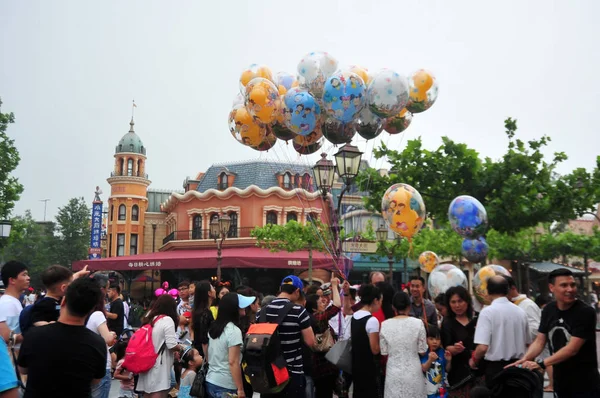 Τουρίστες Επισκέπτονται Την Disneyland Της Σαγκάης Στο Shanghai Disney Resort — Φωτογραφία Αρχείου