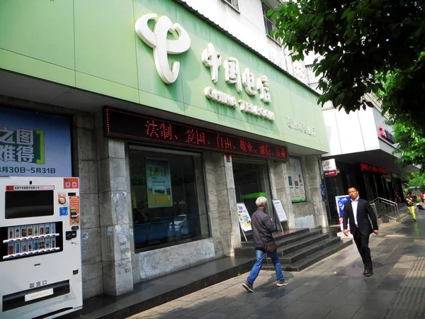Pieszych Chodzić Obok Oddziału China Telecom Yichang Miasta Centralnej Chińskiej — Zdjęcie stockowe