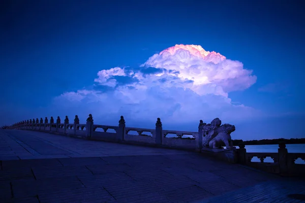 2015년 13일 베이징의 이허위안 Yiheyuan 이라고도 불리는 궁전의 호수에 다리의 — 스톡 사진