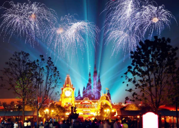 Feux Artifice Explosent Dessus Château Disney Nuit Dans Disneyland Shanghai — Photo