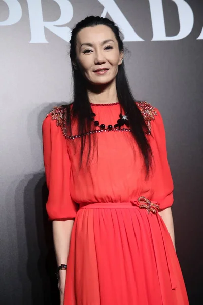香港女優マギー チャンは 2016 日上海 プラザ でプラダのファッション ブティックの再開のパーティーのために到着します — ストック写真