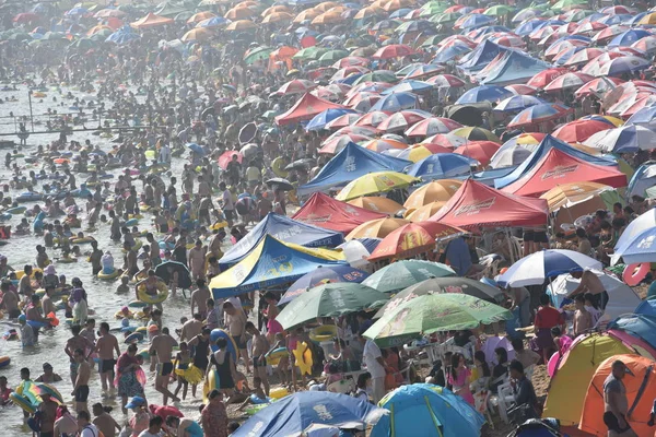 Holidaymakers Crowd Beach Resort Cool Scorching Day Dalian City Northeast — Stock Photo, Image