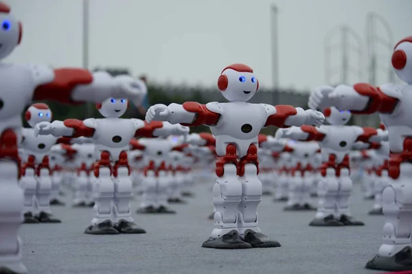 Roboti Tančí Během Výzvy Aby Postavili Nový Světový Rekord Guinness — Stock fotografie