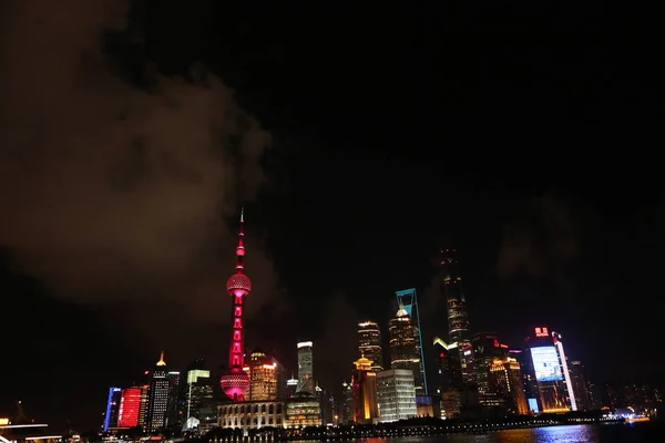 Oriental Pearl Tower Svítí Červeně Vedle Dalších Mrakodrapů Oslavu Shanghai — Stock fotografie