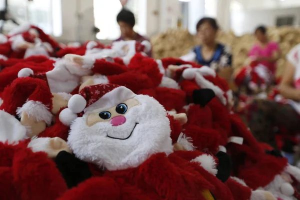 Vrouwelijke Chinese Arbeiders Maken Kerstman Speelgoed Andere Kerst Producten Worden — Stockfoto