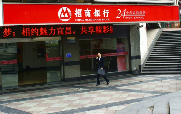Peatón Pasa Por Una Sucursal Del Banco Comerciantes China Ciudad — Foto de Stock