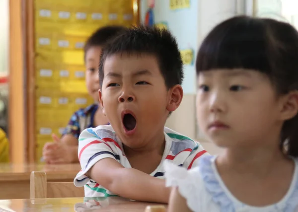 Молодой Китайский Мальчик Зевает Классе Детском Саду Первый День Нового — стоковое фото