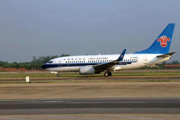 Boeing 737 700 Utasszállító Repülőgép Kínai Southern Airlines Taxik Wuhan — Stock Fotó
