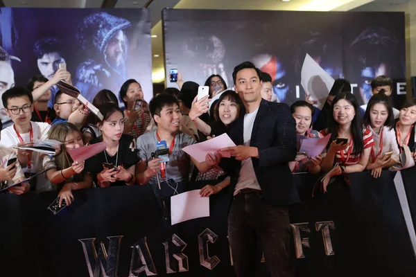 香港演员丹尼尔 吴在中国北京举行的宣传他的新片 的新闻发布会上与一位粉丝进行自拍 — 图库照片