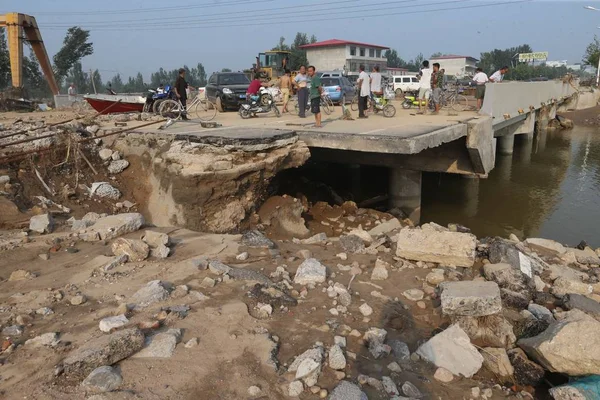 Les Villageois Chinois Regardent Une Route Dévastée Par Les Inondations — Photo