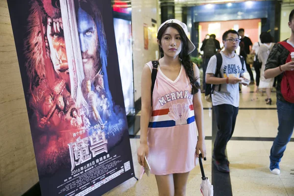 Les Cinéphiles Chinois Passent Devant Une Affiche Film Warcraft Lors — Photo