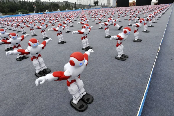 Los Robots Bailan Durante Desafío Para Establecer Nuevo Récord Mundial —  Fotos de Stock