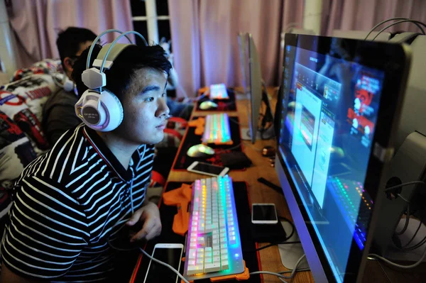 Jeune Internaute Chinois Joue Jeu Ligne Dans Cybercafé Ville Qingdao — Photo