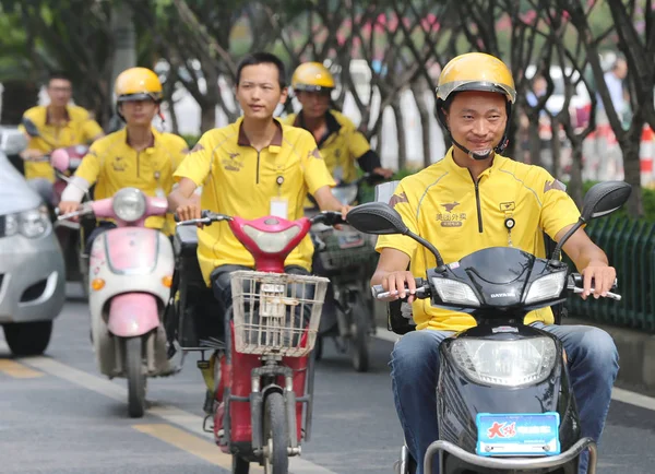 Mensajeros Empresa China Entrega Comida Línea Meituan Montan Bicicletas Eléctricas — Foto de Stock