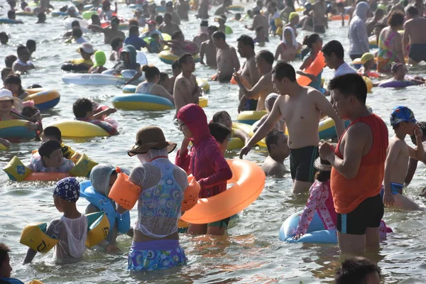 Semesterfirare Folkmassan Badort Svalna Brännhet Dag Dalian City Liaoning Provinsen — Stockfoto