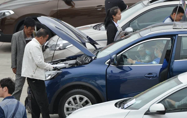 Visitors Look Try Out Cars Display Auto Show Shenyang City — Stock Photo, Image