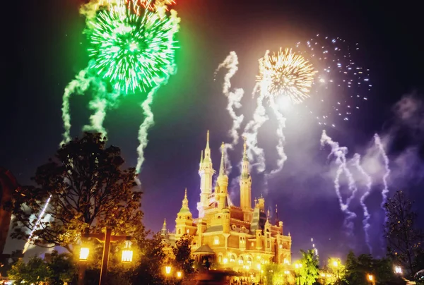 Los Fuegos Artificiales Explotan Sobre Castillo Disney Por Noche Shanghai — Foto de Stock