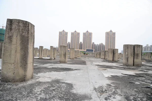 Бетонные Столбы Видны Незавершенной Строительной Площадке Напоминающей Кладбище Районе Сонцзян — стоковое фото