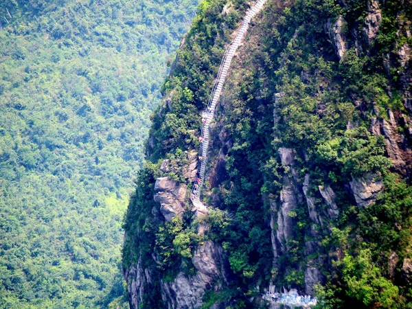 Vista Aérea Crianças Chinesas Subindo Uma Passarela Longo Borda Penhasco — Fotografia de Stock