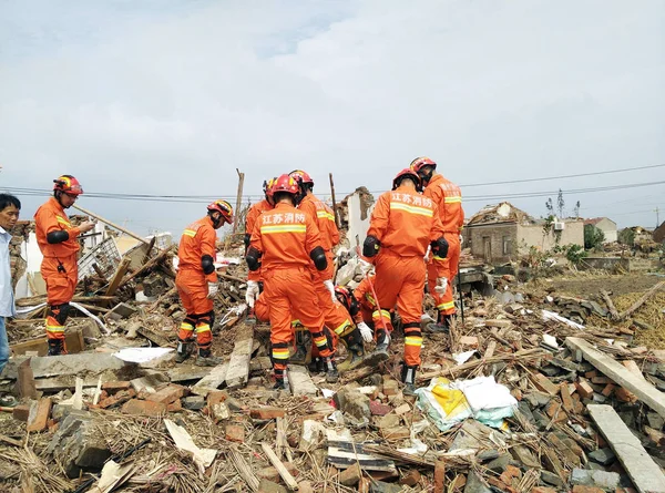 Китайський Рятувальники Пошук Жертв Вижили Уламків Зруйнованих Будинків Підірваний Масовим — стокове фото