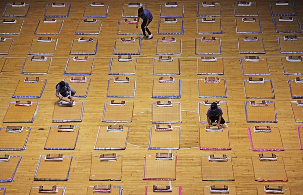 Çinli Işçiler Şehrinde Northwestern Polytechnical Üniversitesi Nde Bir Spor Salonunda — Stok fotoğraf