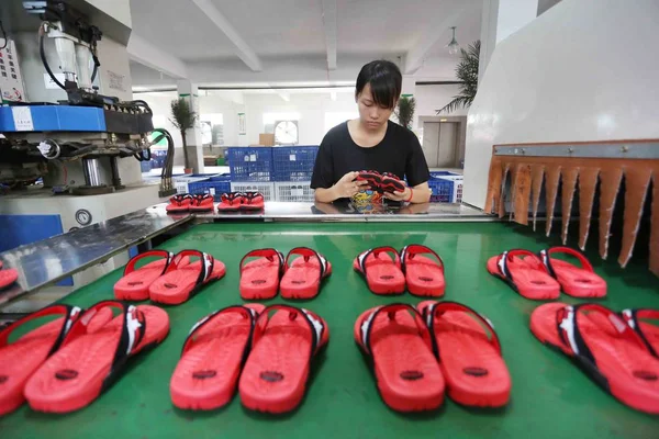 Жіночий Китайський Працівник Робить Тапочки Заводі Jinjiang Провінції Фуцзянь Китаї — стокове фото