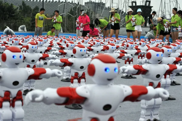 Roboti Tančí Během Výzvy Aby Postavili Nový Světový Rekord Guinness — Stock fotografie