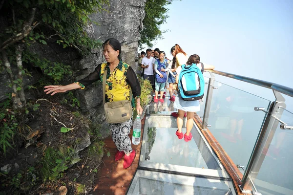 Los Turistas Caminan Horizonte Vidrio 100 Metros Largo Metros Ancho — Foto de Stock