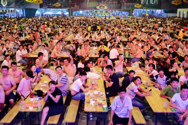 Persone Godono Birra Durante 26Esimo Festival Internazionale Della Birra Qingdao — Foto Stock