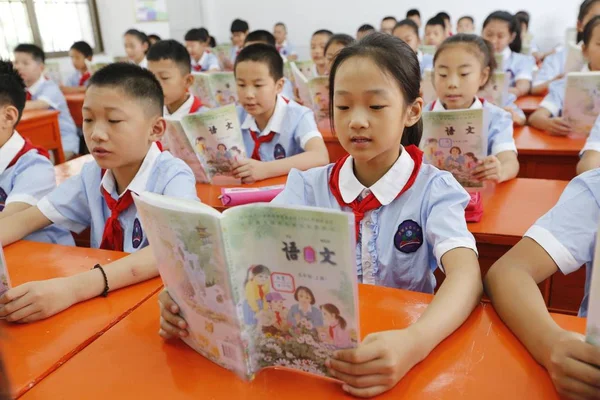 Jovens Estudantes Chineses Lêem Voz Alta Seus Manuais Chineses Durante — Fotografia de Stock