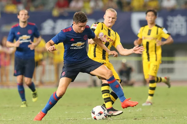 Sebastian Rode Borussia Dortmund Derecha Desafía Ander Herrera Del Manchester — Foto de Stock