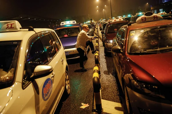 Kínai Taxisofőrök Beszélni Ahogy Sorban Autóikat Várni Turisták Kívül Shanghai — Stock Fotó